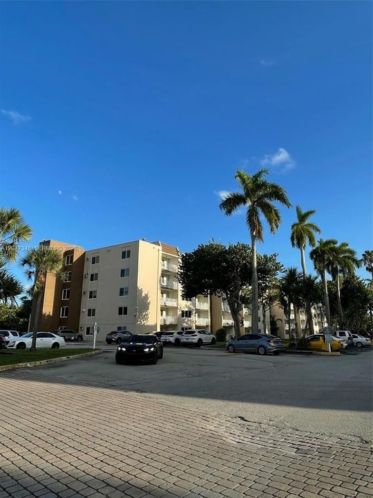 For Rent: $1,600 (1 beds, 1 baths, 429 Square Feet)