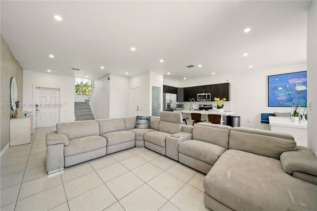 For Rent: $3,500 (3 beds, 2 baths, 1544 Square Feet)
