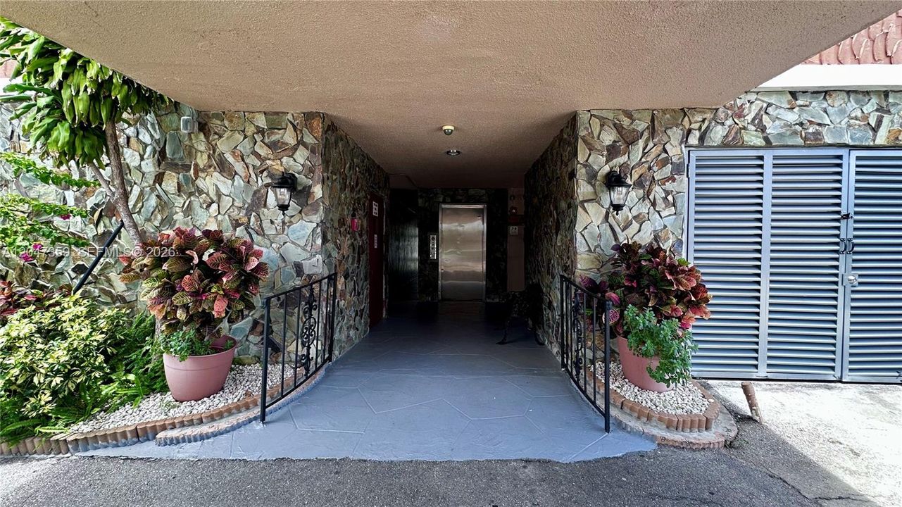 For Rent: $1,650 (1 beds, 1 baths, 847 Square Feet)