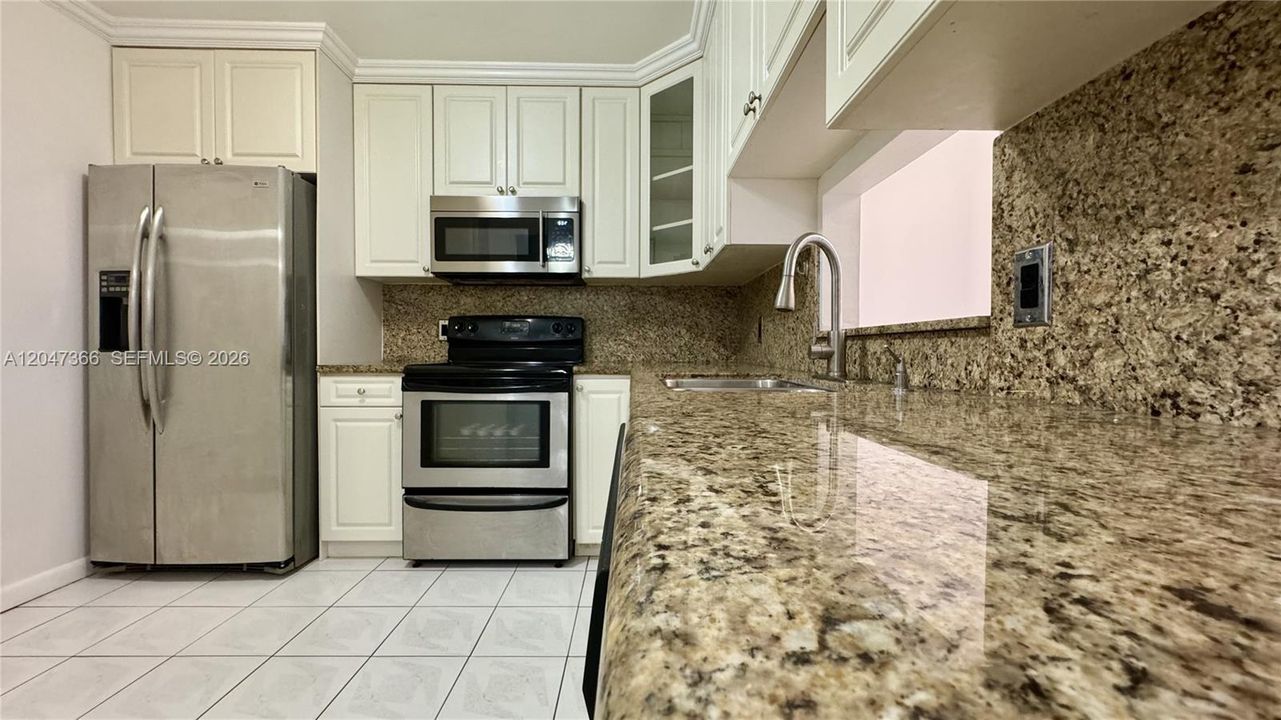 For Rent: $2,300 (2 beds, 2 baths, 887 Square Feet)