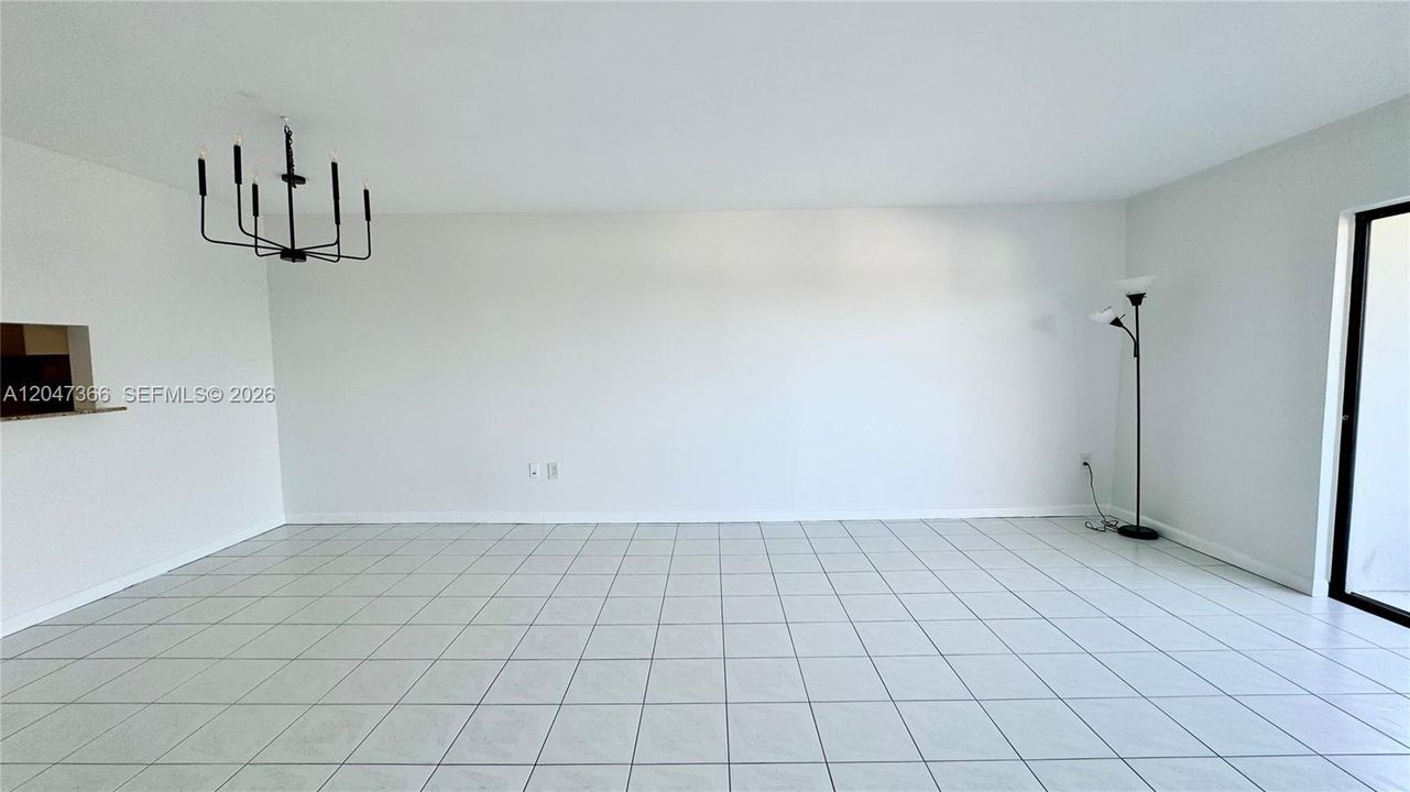 For Rent: $2,300 (2 beds, 2 baths, 887 Square Feet)