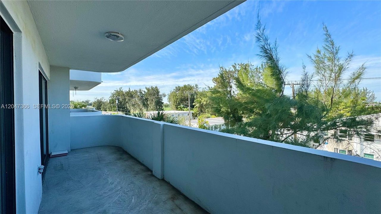 For Rent: $2,300 (2 beds, 2 baths, 887 Square Feet)