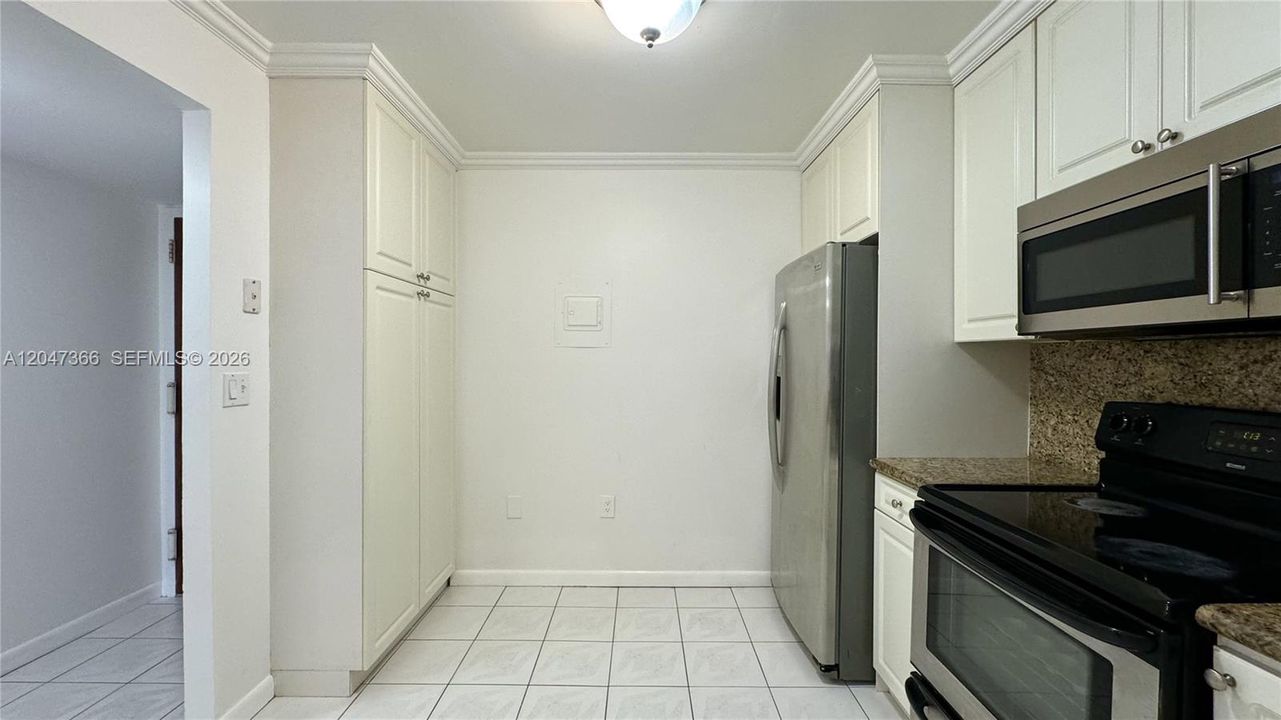 For Rent: $2,300 (2 beds, 2 baths, 887 Square Feet)
