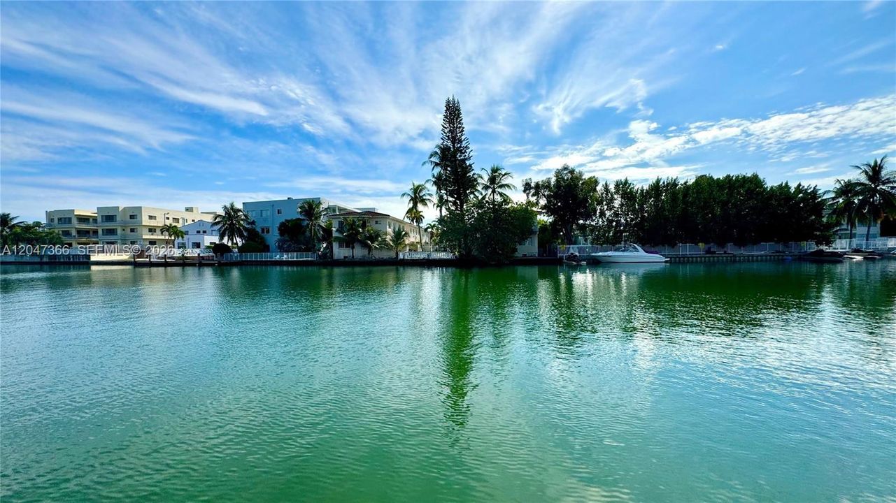 For Rent: $2,300 (2 beds, 2 baths, 887 Square Feet)
