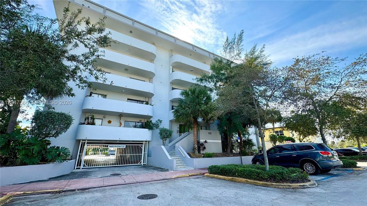 For Rent: $2,300 (2 beds, 2 baths, 887 Square Feet)