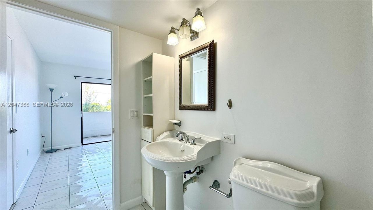 For Rent: $2,300 (2 beds, 2 baths, 887 Square Feet)