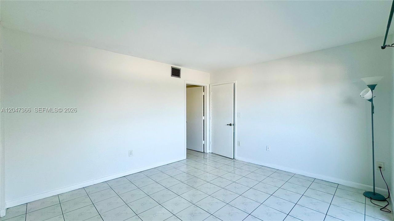 For Rent: $2,300 (2 beds, 2 baths, 887 Square Feet)