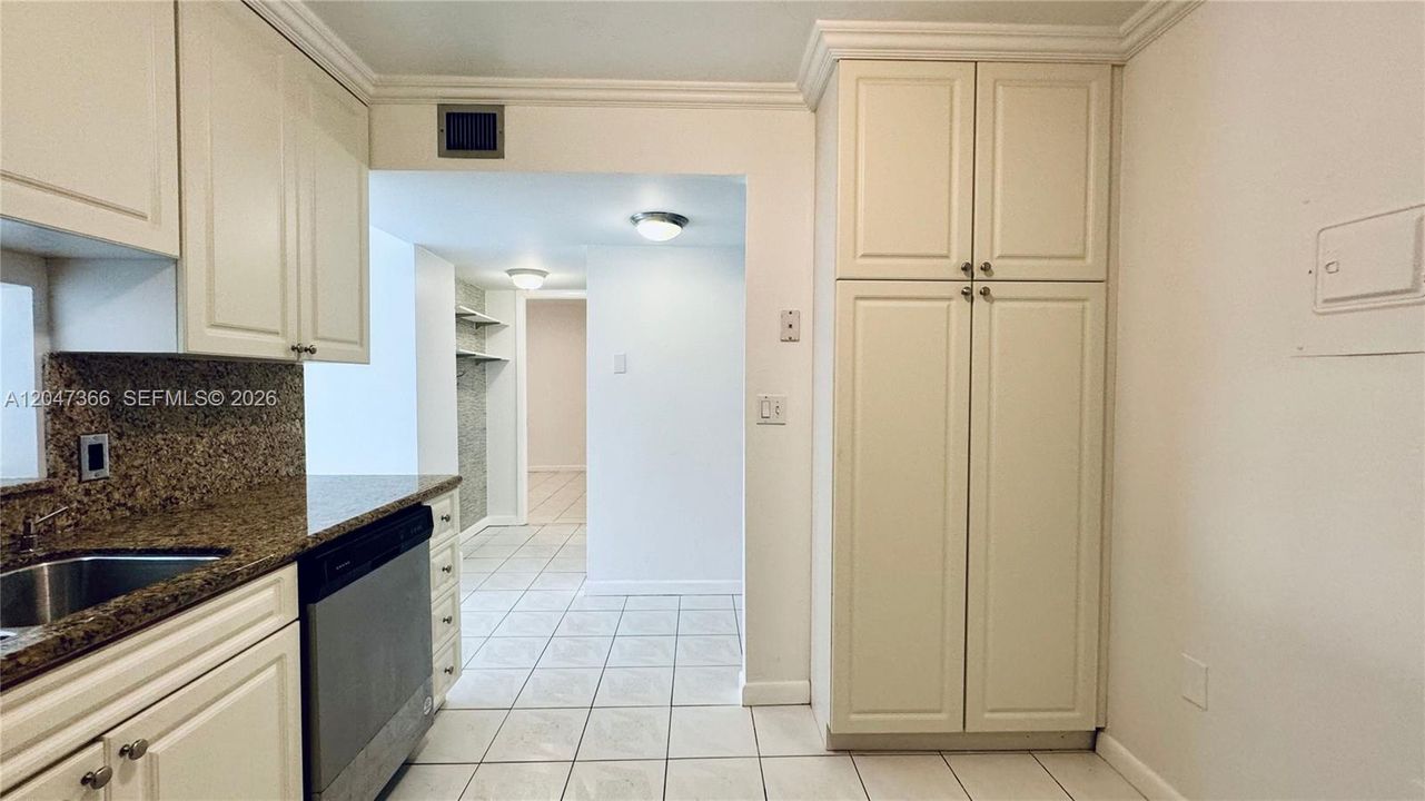 For Rent: $2,300 (2 beds, 2 baths, 887 Square Feet)