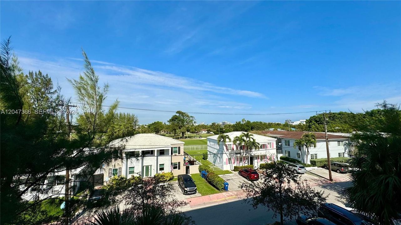 For Rent: $2,300 (2 beds, 2 baths, 887 Square Feet)
