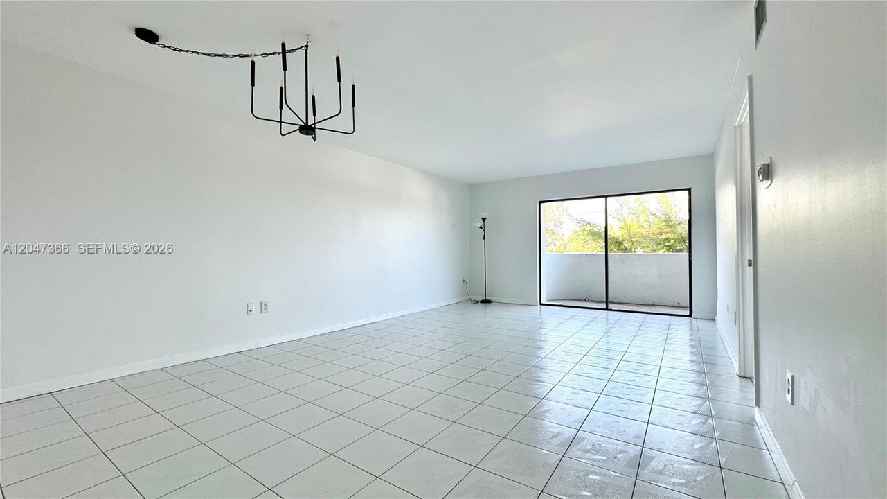 For Rent: $2,300 (2 beds, 2 baths, 887 Square Feet)