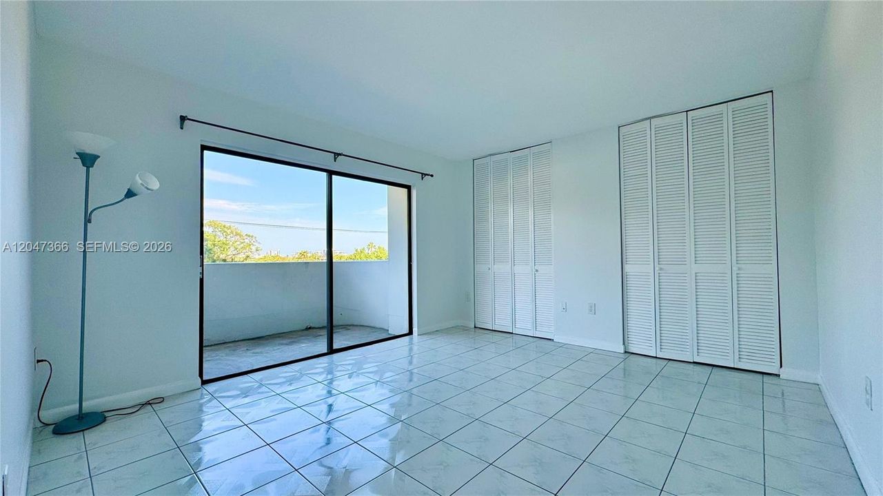 For Rent: $2,300 (2 beds, 2 baths, 887 Square Feet)