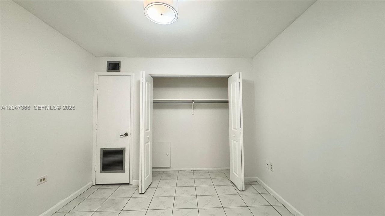 For Rent: $2,300 (2 beds, 2 baths, 887 Square Feet)