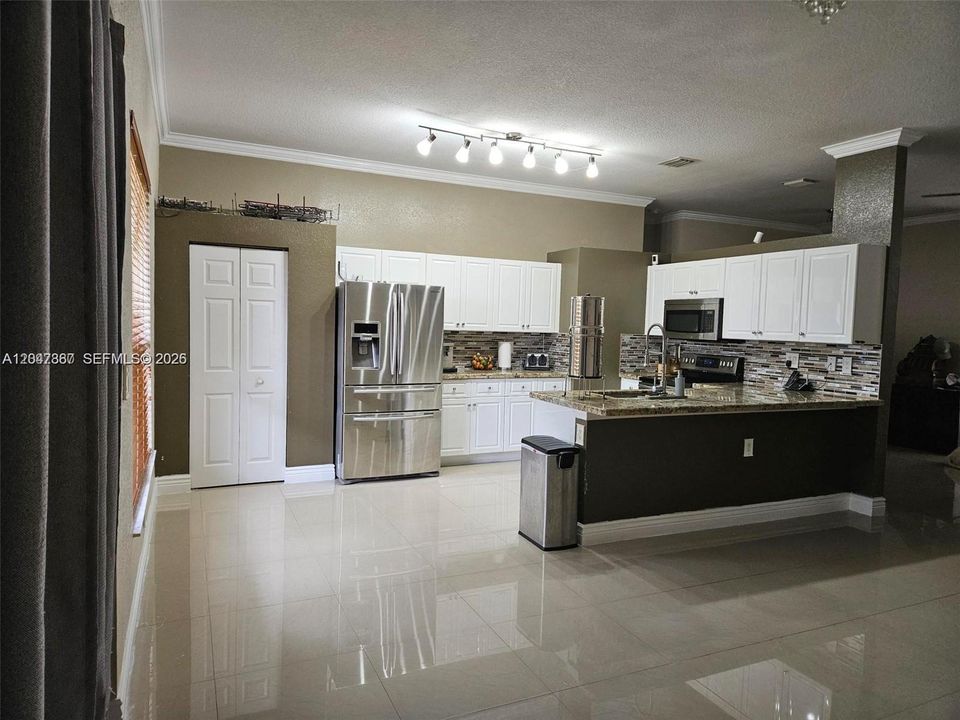 For Sale: $469,900 (3 beds, 2 baths, 1541 Square Feet)