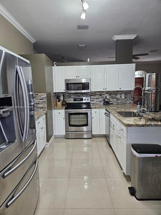 For Sale: $469,900 (3 beds, 2 baths, 1541 Square Feet)