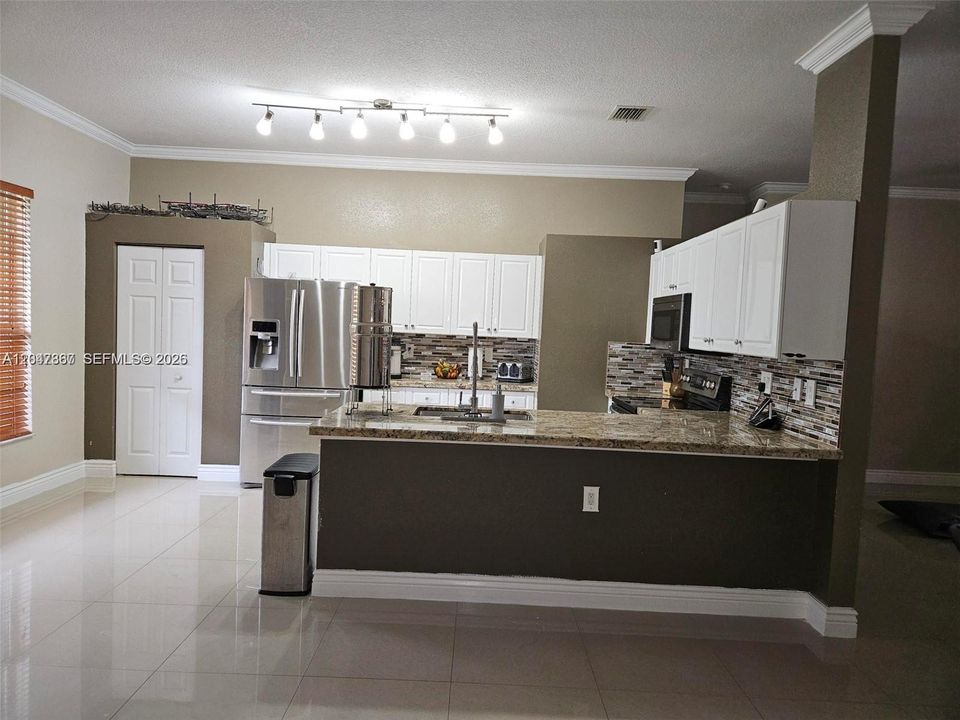 For Sale: $469,900 (3 beds, 2 baths, 1541 Square Feet)