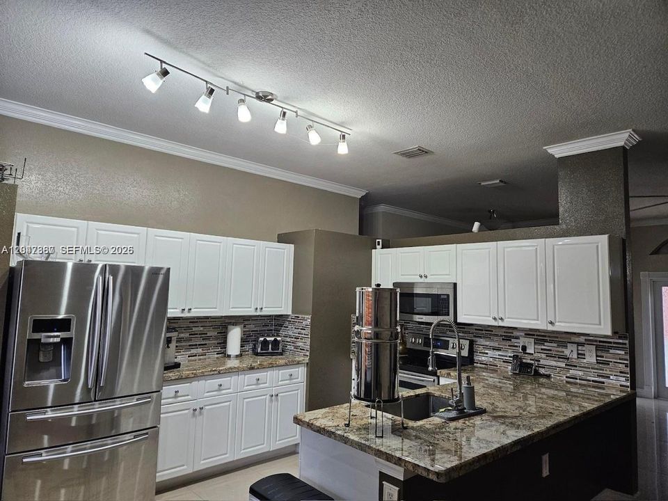 For Sale: $469,900 (3 beds, 2 baths, 1541 Square Feet)