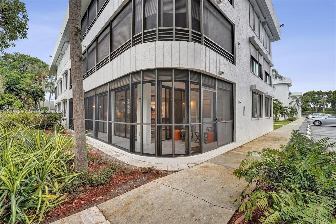 For Rent: $3,000 (2 beds, 2 baths, 1320 Square Feet)