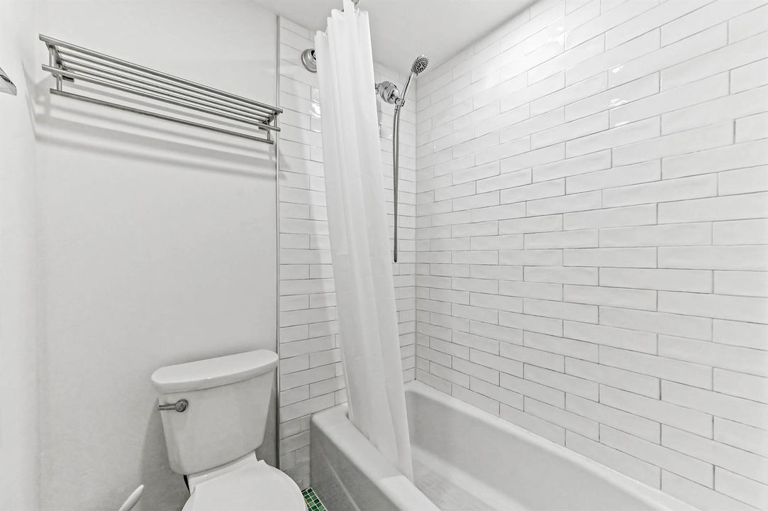 28 Bathroom 03