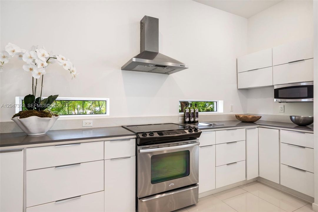 For Sale: $2,495,000 (3 beds, 4 baths, 2593 Square Feet)