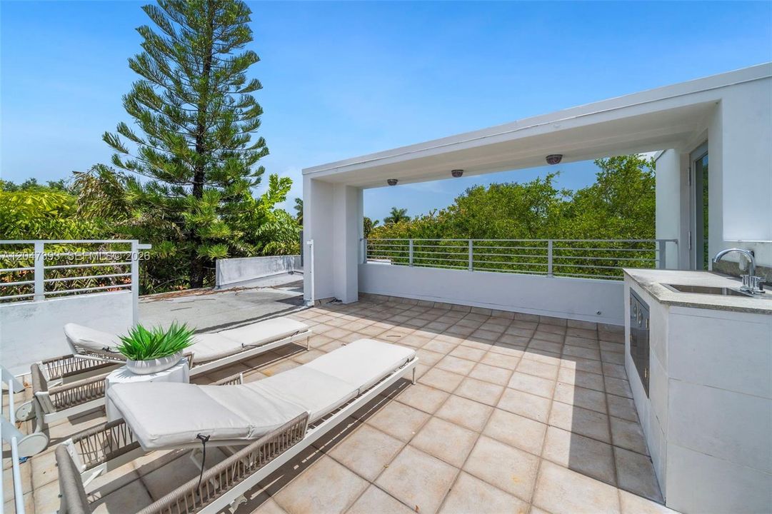 For Sale: $2,495,000 (3 beds, 4 baths, 2593 Square Feet)