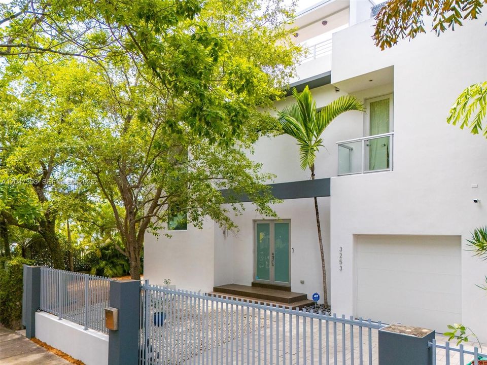 For Sale: $2,495,000 (3 beds, 4 baths, 2593 Square Feet)