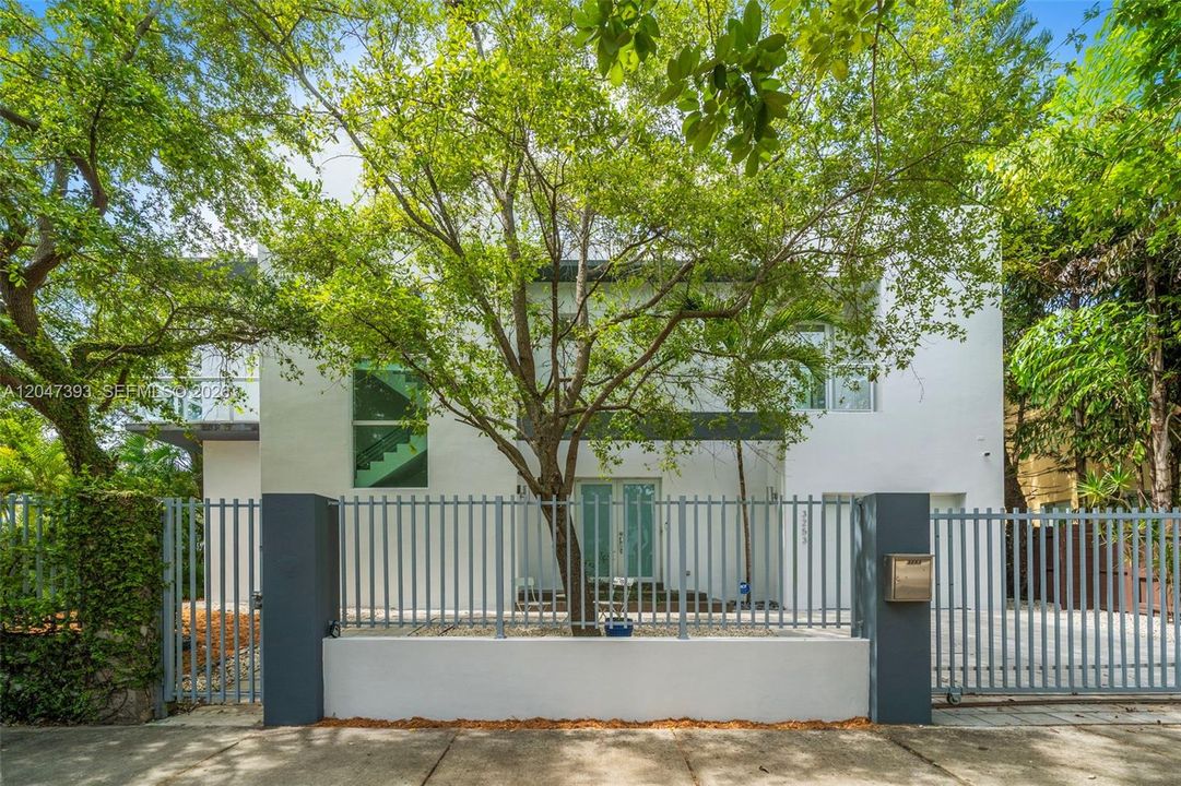 For Sale: $2,495,000 (3 beds, 4 baths, 2593 Square Feet)