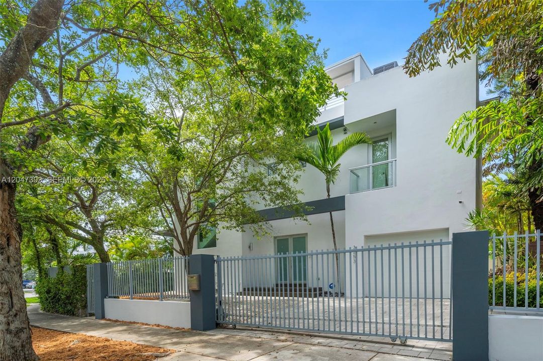 For Sale: $2,495,000 (3 beds, 4 baths, 2593 Square Feet)