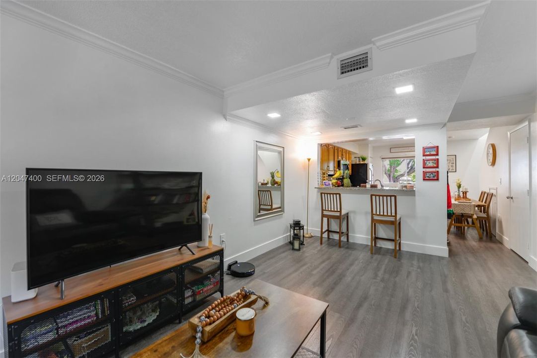 For Sale: $310,000 (2 beds, 1 baths, 1130 Square Feet)
