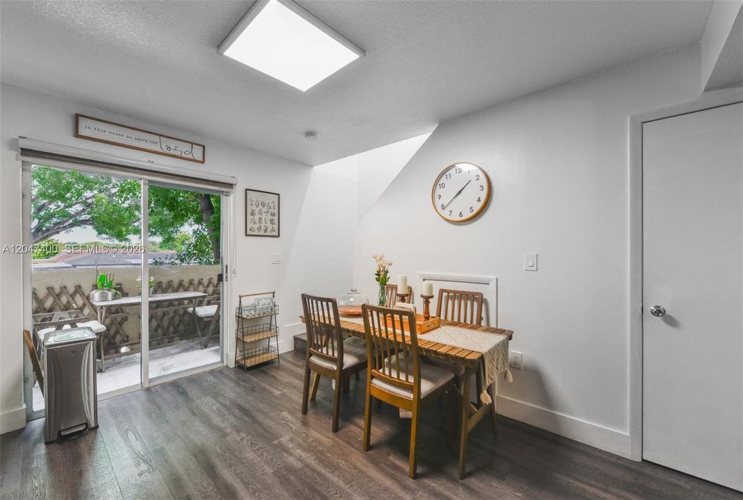 For Sale: $310,000 (2 beds, 1 baths, 1130 Square Feet)