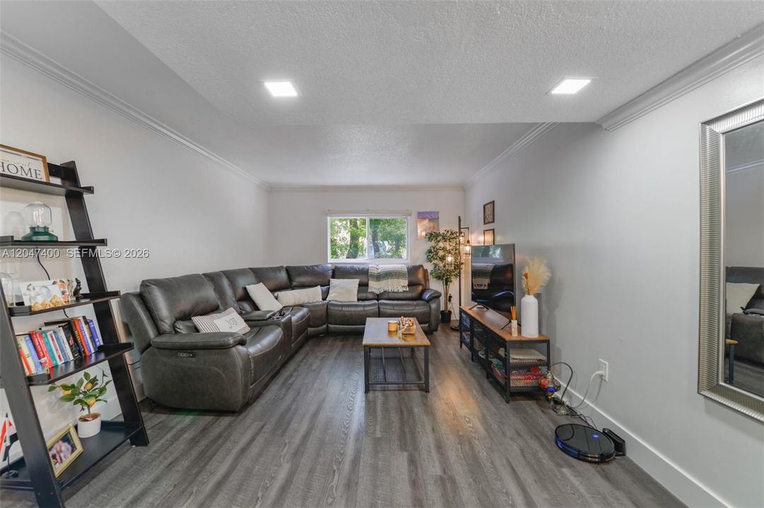 For Sale: $310,000 (2 beds, 1 baths, 1130 Square Feet)