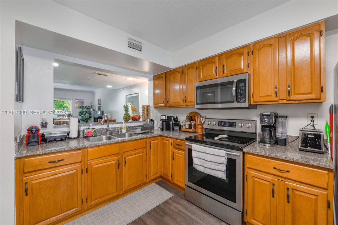 For Sale: $310,000 (2 beds, 1 baths, 1130 Square Feet)