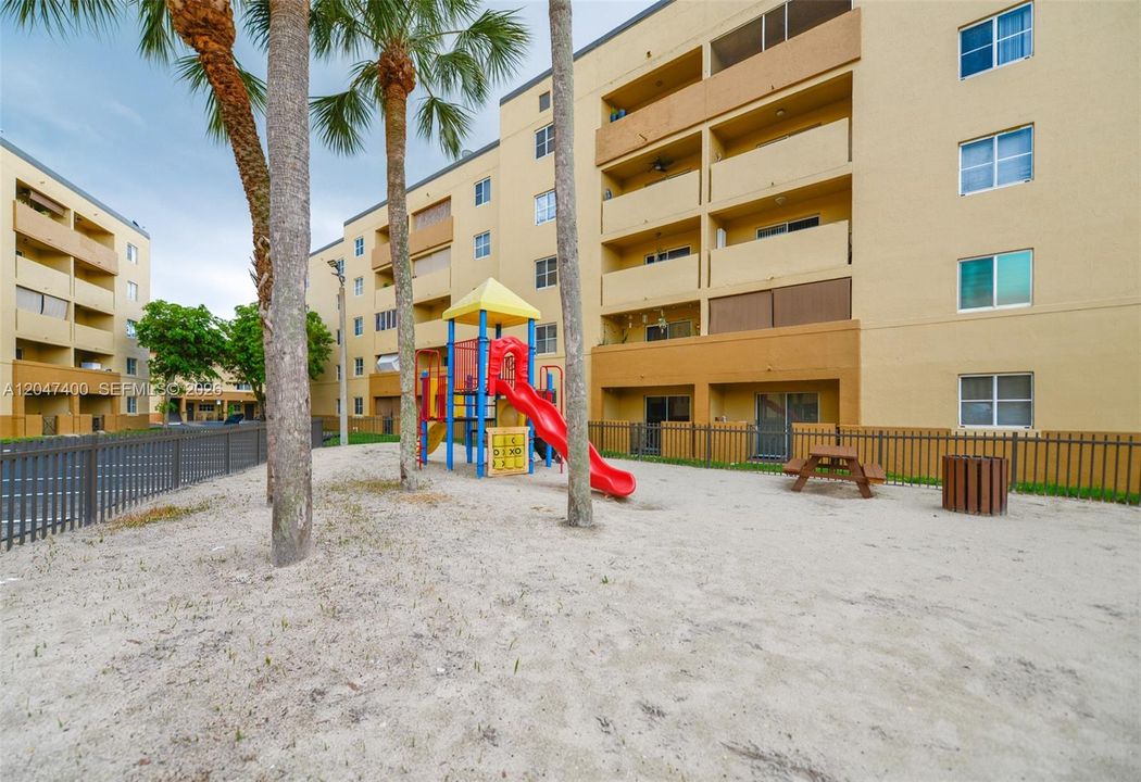 For Sale: $310,000 (2 beds, 1 baths, 1130 Square Feet)