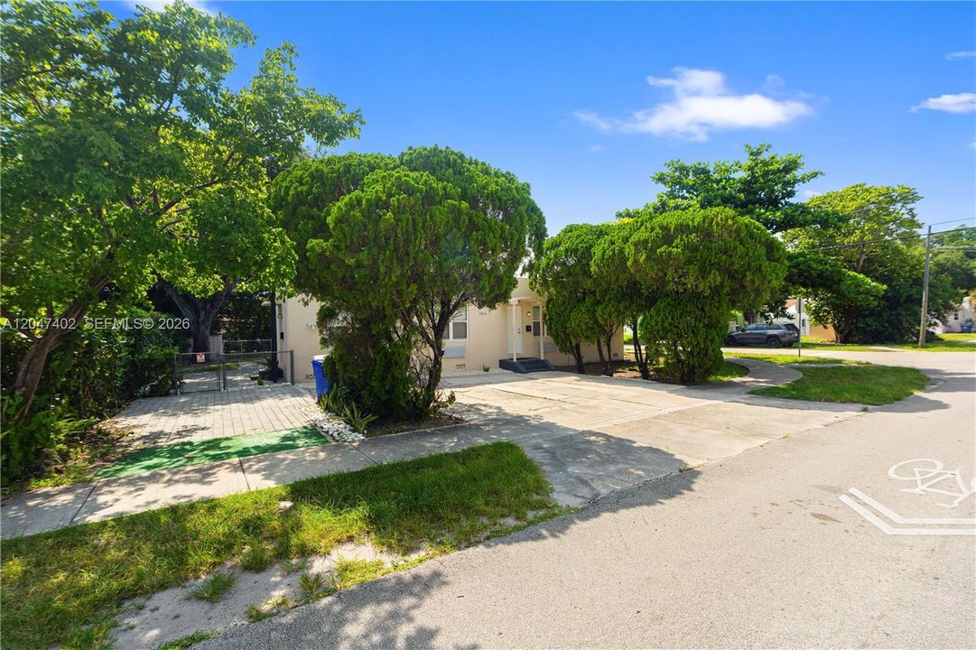 For Rent: $2,600 (3 beds, 1 baths, 1000 Square Feet)