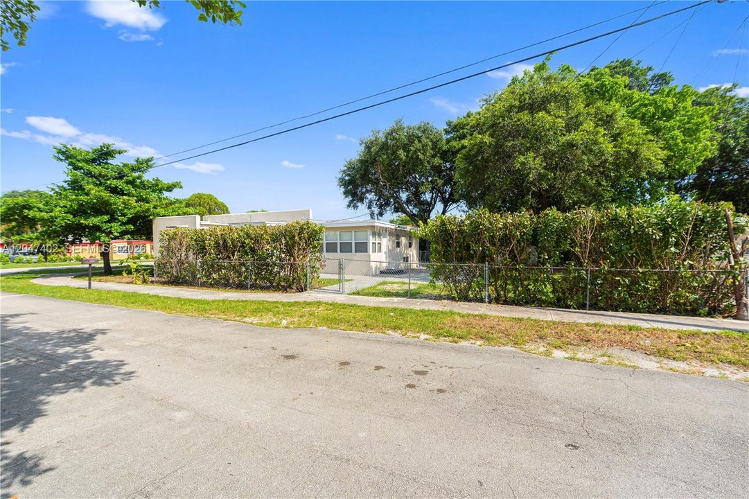 For Rent: $2,600 (3 beds, 1 baths, 1000 Square Feet)