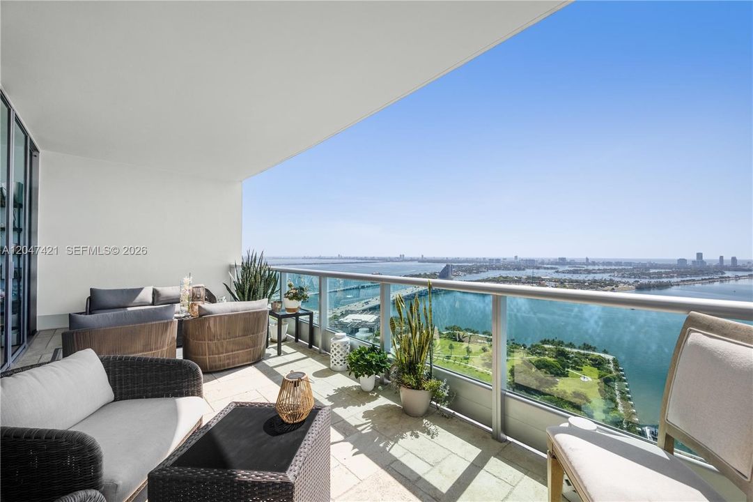 For Rent: $4,650 (1 beds, 2 baths, 929 Square Feet)