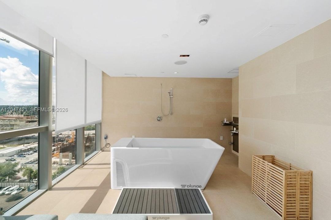 For Rent: $4,650 (1 beds, 2 baths, 929 Square Feet)