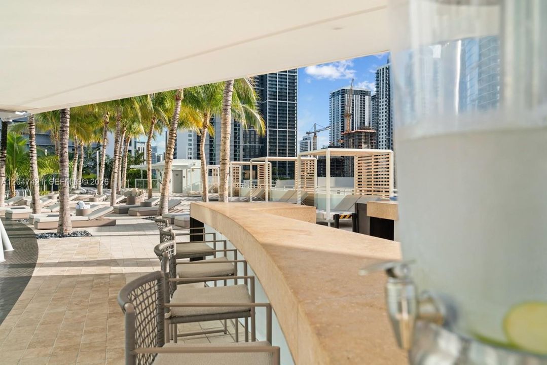 For Rent: $4,650 (1 beds, 2 baths, 929 Square Feet)