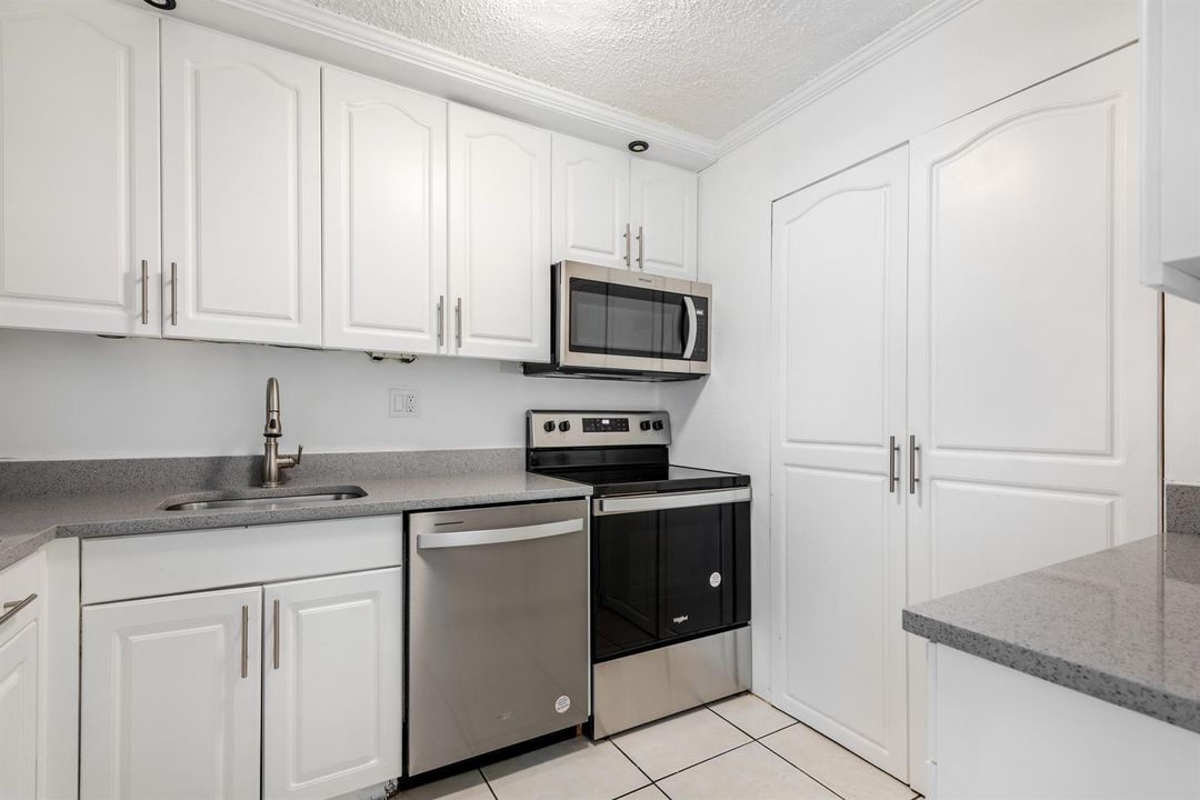8020 Fairview Dr-5