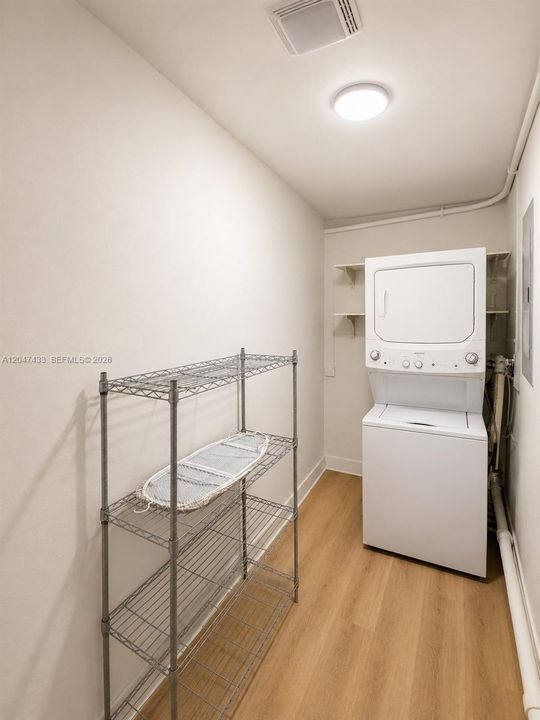 For Rent: $2,350 (2 beds, 1 baths, 1604 Square Feet)