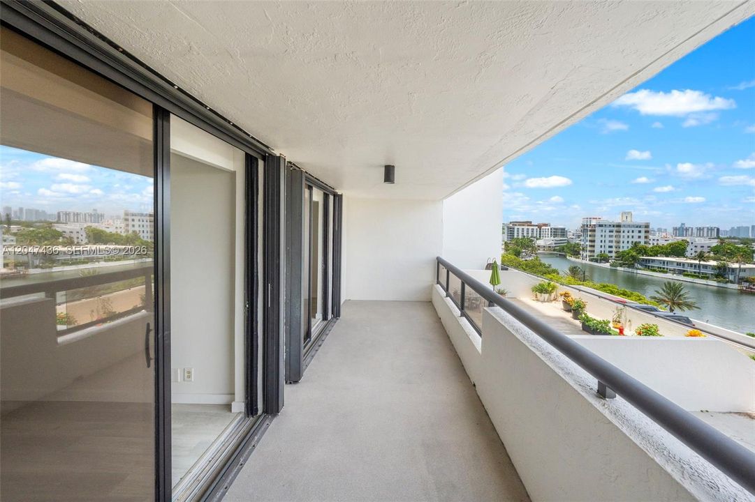 For Sale: $690,000 (2 beds, 2 baths, 890 Square Feet)