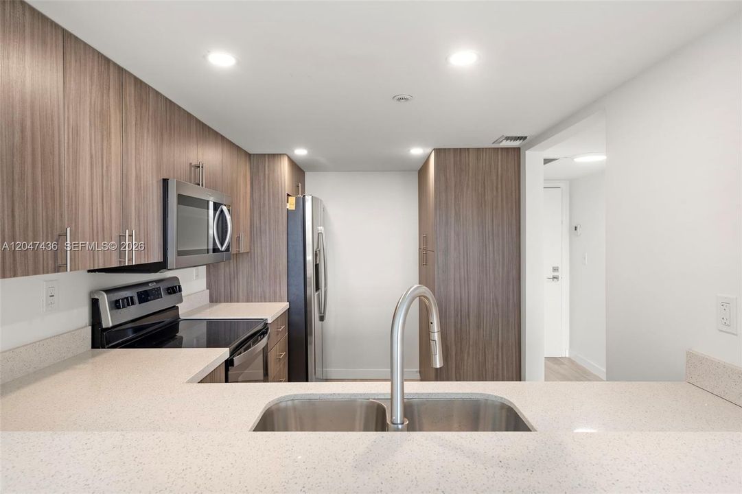 For Sale: $690,000 (2 beds, 2 baths, 890 Square Feet)
