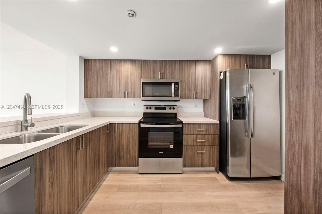 For Sale: $690,000 (2 beds, 2 baths, 890 Square Feet)