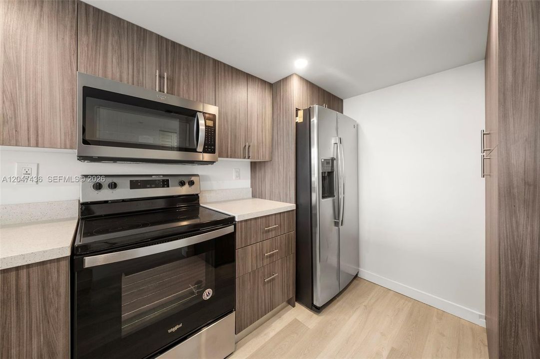 For Sale: $690,000 (2 beds, 2 baths, 890 Square Feet)