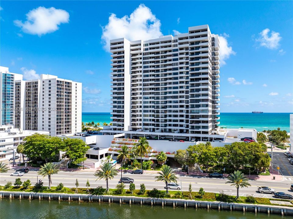 For Sale: $690,000 (2 beds, 2 baths, 890 Square Feet)