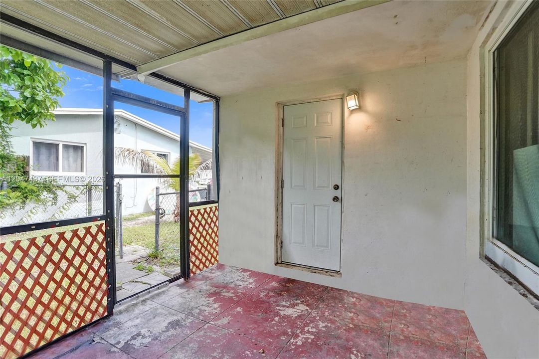 For Sale: $350,000 (2 beds, 1 baths, 1004 Square Feet)