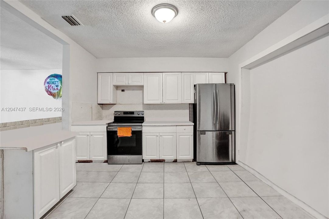 For Sale: $350,000 (2 beds, 1 baths, 1004 Square Feet)