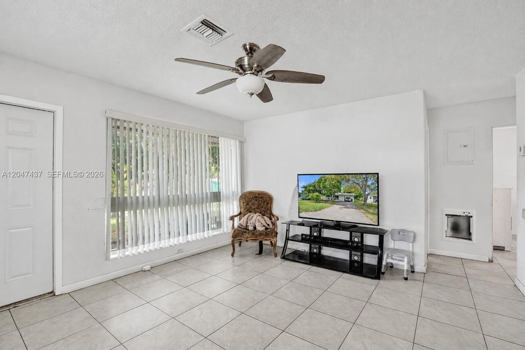 For Sale: $350,000 (2 beds, 1 baths, 1004 Square Feet)