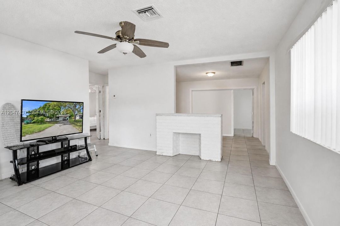 For Sale: $350,000 (2 beds, 1 baths, 1004 Square Feet)