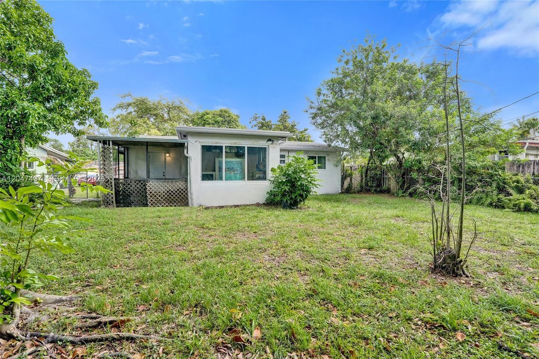 For Sale: $350,000 (2 beds, 1 baths, 1004 Square Feet)