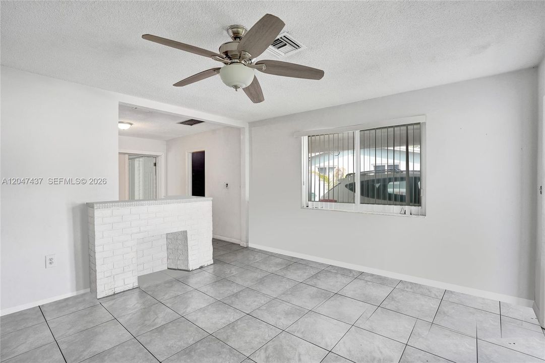 For Sale: $350,000 (2 beds, 1 baths, 1004 Square Feet)
